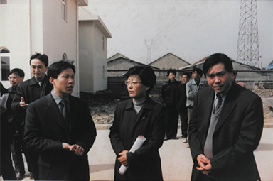 2001年2月20日，，，时任国家环保局副局长汪纪戎一行视察公司