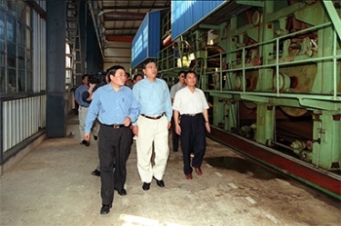 2000年9月19日，，，时任浙江省委书记张德江一行视察公司