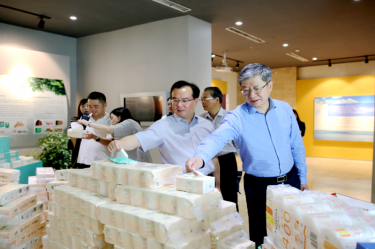 2019年 5月22日，，，，，时任浙江省社会组织综合党委专职副书记、省民政厅社会组织治理局局长蔡国华莅临门徒娱乐纸业调研企业生长情形和党建事情